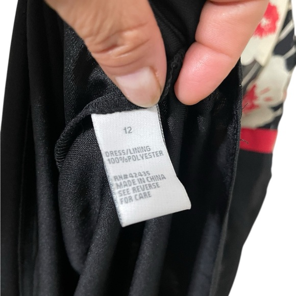 💙DRESS BARN, FLORAL BLACK/ RED SLEEVELESS, PLEADED DRESS - Picture 8 of 11